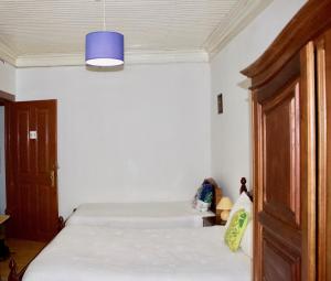 una camera con letto e luce blu di Residencial Rivoli a Fundão