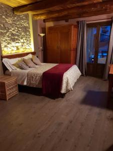 - une chambre avec un lit et une grande fenêtre dans l'établissement Agriturismo Rivet d'Or, à Pragelato