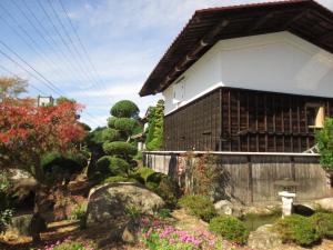 un giardino giapponese di fronte a un edificio di Shitanda a Takayama