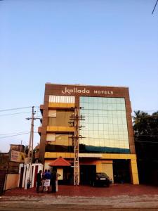 Un edificio con persone che ci stanno di fronte di Kallada Hotels and Resorts a Trichūr