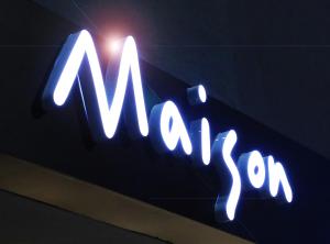 Een neonbord waarop staat Miami son erop. bij Maison Mini Hotel in Gyeongju