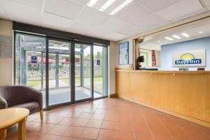 une salle d'attente à la clinique d'adqm avec une table et des chaises dans l'établissement Days Inn Winchester, à Winchester