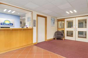 un bureau avec une salle d'attente avec un bureau et une chaise dans l'établissement Days Inn Winchester, à Winchester