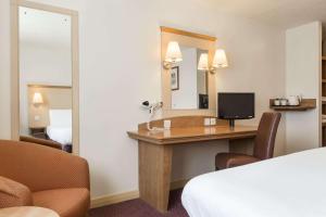 Cette chambre d'hôtel dispose d'un bureau avec un miroir. dans l'établissement Days Inn Winchester, à Winchester