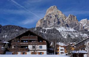 コルヴァーラ・イン・バディーアにあるMountain B&B - La Scaliraの山を背景にしたホテル