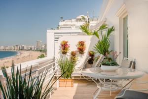 balkon ze stołem, roślinami i plażą w obiekcie Copacabana Palace, A Belmond Hotel, Rio de Janeiro w mieście Rio de Janeiro