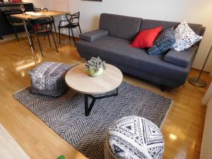 un soggiorno con divano e tavolo di New cosy apartment near Arena a Zagabria