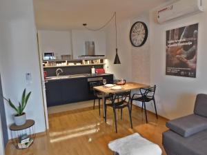 una cucina e un soggiorno con tavolo e sedie di New cosy apartment near Arena a Zagabria