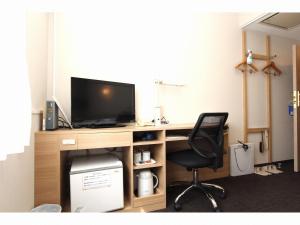 Cette chambre comprend un bureau avec un ordinateur et une chaise. dans l'établissement Smile Hotel Aomori, à Aomori