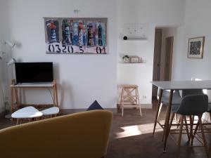 sala de estar con sofá y mesa en Un Appart en Ville, en Niort