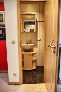 La petite salle de bains est pourvue d'un lavabo et de toilettes. dans l'établissement Oppenheimstrasse 2, à Eisenach