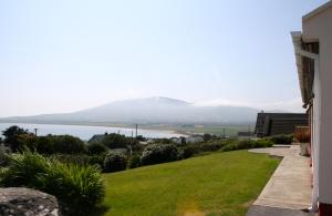 Ard na Carraige, Ventry Holiday Home في دينغل: منظر المحيط من المنزل