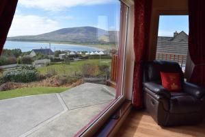 Ard na Carraige, Ventry Holiday Home في دينغل: غرفة مع نافذة مطلة على المحيط