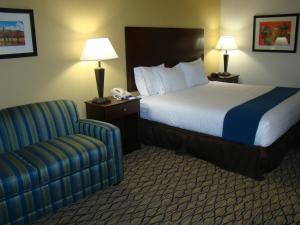 Ένα ή περισσότερα κρεβάτια σε δωμάτιο στο Holiday Inn Express Scottsdale North, an IHG Hotel