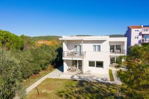 uma vista aérea de uma casa branca com árvores em Villa Amfora - First row by the sea em Bibinje