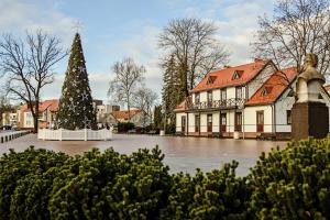 ein Weihnachtsbaum mitten im Innenhof in der Unterkunft Centro apartamentai in Birštonas