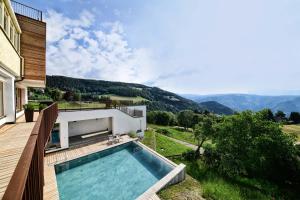 Casa con piscina junto a un balcón en Hotel & Gasthof zum Hirschen, en San Genesio Atesino