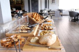 een tafel met verschillende soorten brood en gebak bij Hostellerie De La Mer in Crozon