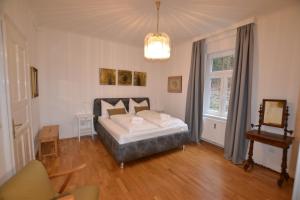 Apartment Graz-Ulrichsbrunn, free parking في غراتس: غرفة نوم بسرير وثريا