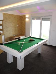 トロギールにあるLuxury Villa Star Lights Trogir - heated pool, hot tub, gym, billiardのビリヤード台付きの部屋(スヌーカーテーブル付)