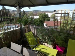 Ein Balkon oder eine Terrasse in der Unterkunft Datcha Bourguignonne Beaune