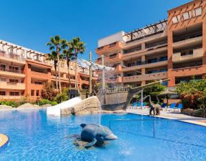 um parque aquático com uma tartaruga e um elefante numa piscina em H10 Mediterranean Village em Salou