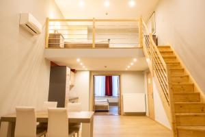 een kamer met een eettafel en een loft bij Wellness Apart Hotel in Brussel