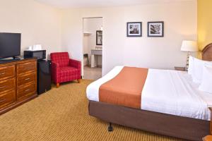 Americas Best Value Inn Plattsburgh tesisinde bir odada yatak veya yataklar