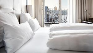 Una cama o camas en una habitación de The Pure, Frankfurt, a Member of Design Hotels