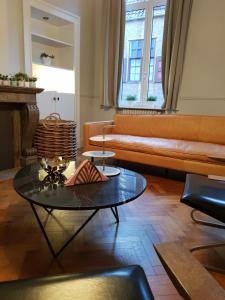 sala de estar con sofá y mesa en Homey - Kortrijk, en Cortrique