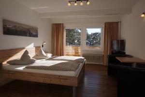 Una cama o camas en una habitación de Hotel Pension Tyrol