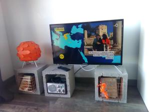 a flat screen tv sitting on top of a table at Grand Studio Vue Mer in Douarnenez