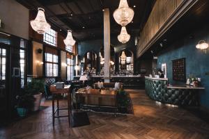 un ristorante con bar in camera di The Ramble Hotel a Denver