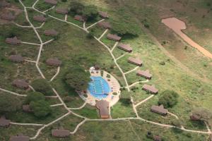 - une vue sur la cour et la piscine dans l'établissement Kilima Safari Camp, à Amboseli