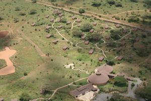 une vue aérienne sur une ferme avec une rivière et des arbres dans l'établissement Kilima Safari Camp, à Amboseli