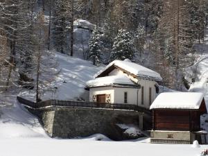 B&B Haus Granit Saas Grund om vinteren