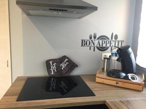 um balcão de cozinha com comodidades para preparar café em Rentalis Flat em Liège