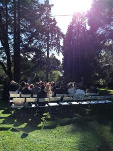 O grădină în afara OYO Dunmar House Hotel