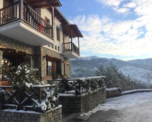 Una imagen general de la montaña o una montaña tomada desde el hotel