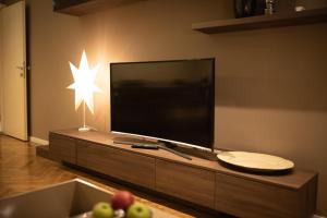 een grote flatscreen-tv op de top van een entertainment center bij Apartment NS Life in Novi Sad