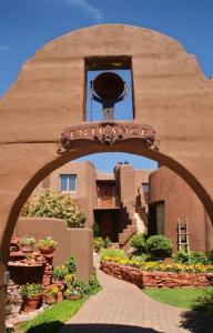 een boog voor een gebouw met planten bij Adobe Grand Villas in Sedona