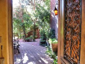 een uitzicht op een patio door een deur bij Adobe Grand Villas in Sedona