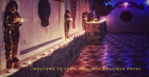 Vedic Heritage Boutique Hotel في كوفالام: غرفة بها أضواء على جانب الجدار