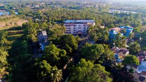 een luchtzicht op een resort omgeven door bomen bij Calux Grand Baga - Formerly Amara Grand in Baga