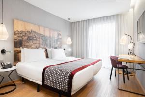 Giường trong phòng chung tại Eurostars Porto Centro