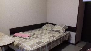 um quarto com uma cama com uma almofada cor-de-rosa em вулиця Пушкінська67/69 em Carcóvia