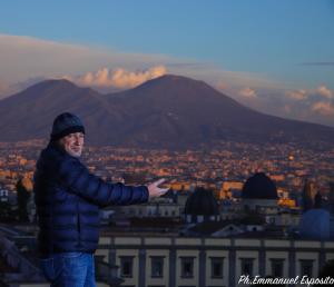 Un homme debout au sommet d'une ville dans l'établissement B&B Nel Regno di Napoli, à Naples