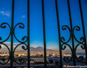 d'un balcon offrant une vue sur la ville. dans l'établissement B&B Nel Regno di Napoli, à Naples