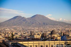 Vue sur une ville avec une montagne en arrière-plan dans l'établissement B&B Nel Regno di Napoli, à Naples