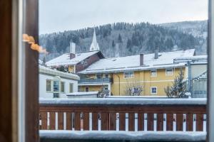 desde el balcón de una ciudad con nieve en Das kleine Bio Hotel Tiefenbach, en Schladming